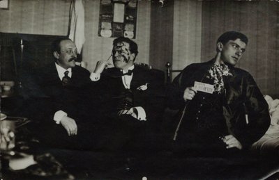 ウラジミールマヤコフスキー（右）、デビッドバーリュク（中央）、アンドレイシェムスリン（1914年、モスクワ） 作： Russian Photographer