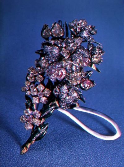 ブリリアントカットダイヤモンドとエナメル装飾が施された花束の形のブローチ、c.1750（金、銀、ダイヤモンド、エナメル） 作： Russian School