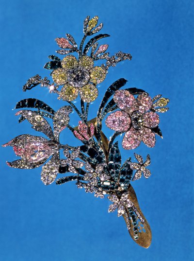 ブリリアントカットのダイヤモンドとエメラルドを備えた大きな花束の形のブローチ、c.1760（金、銀、ダイヤモンド、エメラルド） 作： Russian School