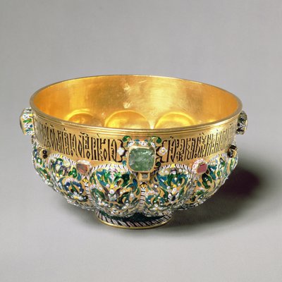 カボションジェムと多色の装飾が施されたエンボスボウルセット、1653年（貴石と真珠が入ったゴールド） 作： Russian School