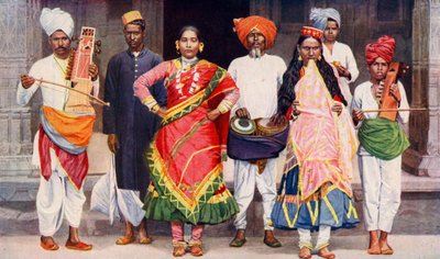 ミュージシャンを伴って踊るノーチの少女たち、インド、1922年。 作： SR Norton
