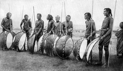 1922年に全力で戦いを繰り広げているマサイ族の戦士のグループ。 作： S. J. Hopper