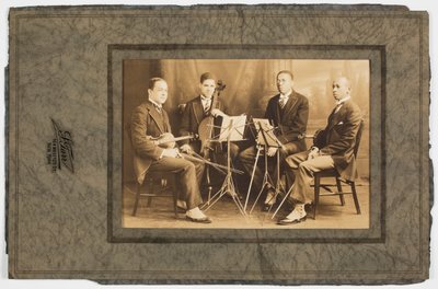 ホール・ジョンソンと黒い弦楽四重奏団の写真。 1923年。 作： S. Tarr