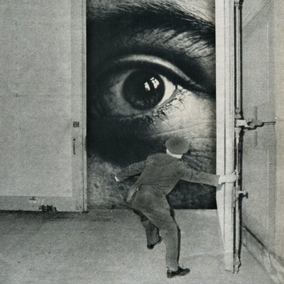扉の向こうのシュールな視線 作： Sammy Slabbinck