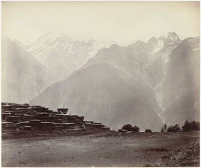 ヒマラヤ山脈を背景にしたチニの眺め チニの全景（原題） 作： Samuel Bourne (attributed to)