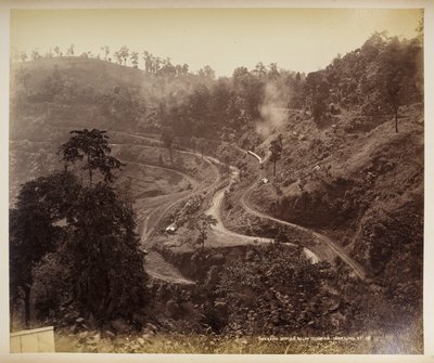 ダージリン、ティーンダリア下のリバース ステーション  「ダージリンの景色」より、  1860年 - 1880年    (白黒写真) 作： Samuel Bourne