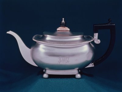 リージェンシーティーポット、1812-13シルバー、アイボリーノップ付き木材 作： Samuel Hennell