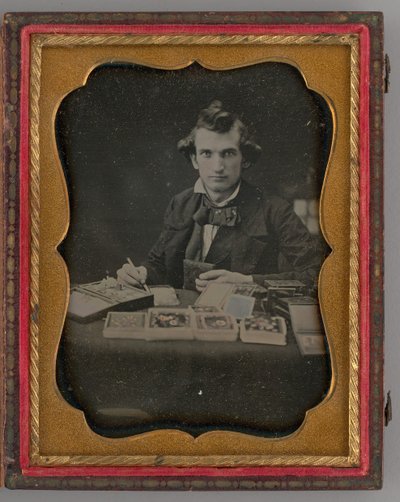 ダゲレオタイプとブラシを保持している座っている男性の無題の肖像画、1865 年。 作： Samuel J. Miller