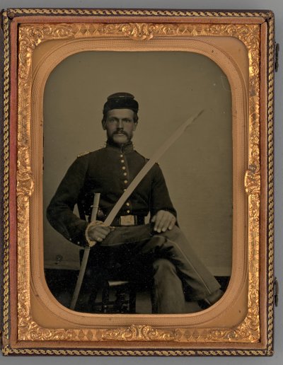 セイバーを持った着席兵士の無題の肖像画、1862 年。 作： Samuel J. Miller