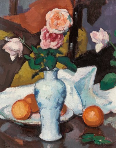 オレンジと白いテーブルクロスと花瓶のバラ 作： Samuel John Peploe