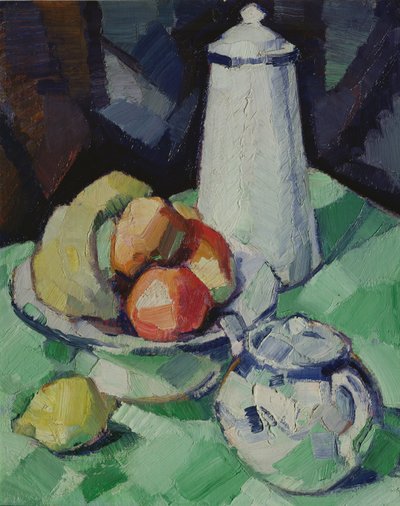 緑のテーブルクロスにティーポットとフルーツのある静物、1913年 作： Samuel John Peploe