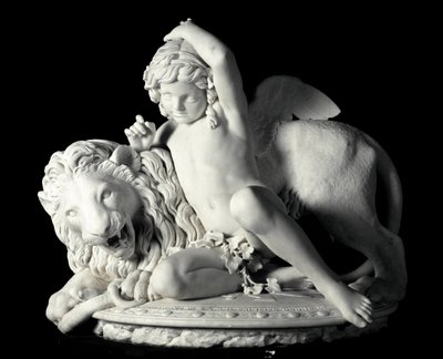 力を支配する愛 サント・ヴァルニ（1807-1885）の大理石彫刻 1865年薄暗い。85x90x62 cm オドン・ディ・サヴォイア公爵のコレクションより。ゲネス近代美術館（Galleria d