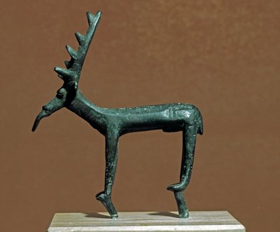 ヌラーギ文化（nuraghi） サルデーニャ：イグレシアス鹿のブロンズ像。紀元前8〜7世紀。イタリア、サルデーニャ島、カリアリ、ナツィオナーレ・アルケオロジコ博物館 作： Sardinia Nuragic Civilization