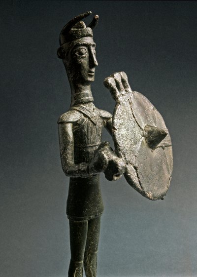 ヌラーゲ文化（ヌラーギ） サルデーニャ島：盾を持った戦士のブロンズ像。紀元前8～7世紀。ローマ、ルイジ・ピゴリーニ国立歴史民族学博物館 作： Sardinia Nuragic Civilization