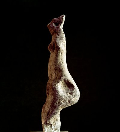 ヌラーゲ文化（ヌラーギ） サルデーニャ語：ヌオロ近郊のマコメルから出土した石灰岩のヴィーナス・ステアトピギー（背中の下の形）の像（マコメルのヴィーナス）。新石器時代（紀元前25-18世紀）のもの。カリアリ、ナツィオナーレ考古学博物館 作： Sardinia Nuragic Civilization