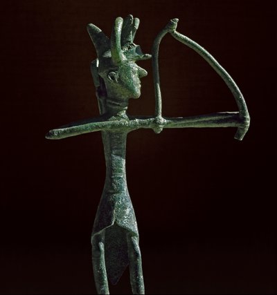 ヌラーギ文化 サルデーニャ島：ブロンズの弓を引く戦士の彫像。紀元前8〜7世紀。イタリア、サルデーニャ島、カリアリ、国立考古学博物館 作： Sardinia Nuragic Civilization