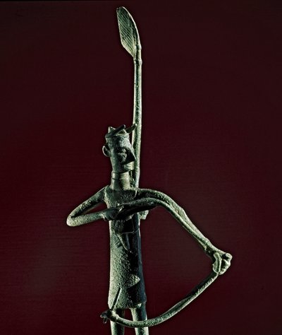 ヌラーギ文化 サルデーニャ島：ブロンズの弓を引く戦士の彫像。紀元前8〜7世紀。イタリア、サルデーニャ島、カリアリ、国立考古学博物館 作： Sardinia Nuragic Civilization