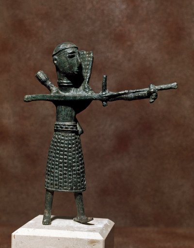 ヌラーゲ文化（ヌラーギ） サルデーニャ：東洋のブロンズのスカートを履いた戦士の像。紀元前8〜7世紀。イタリア、サルデーニャ島、カリアリ、国立考古学博物館 作： Sardinia Nuragic Civilization