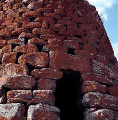 マコマーのヌラーゲ・モンテコードの入り口の様子 作： Sardinia Nuragic Civilization
