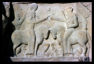 古代ペルシャ（石灰岩）のサッサニア帝国の創設者、アルダシル1世（c.210-241）の叙任を描いたレリーフ 作： Sasanian