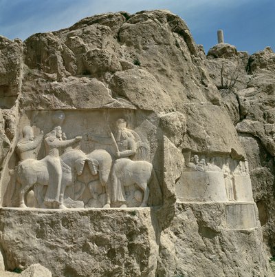 左はバフラム1世（r.273-74）の叙任、右はバフラム2世（r.273-93）とその家族を描いた2枚の浅浮彫り、3世紀後半、石材 作： Sasanian