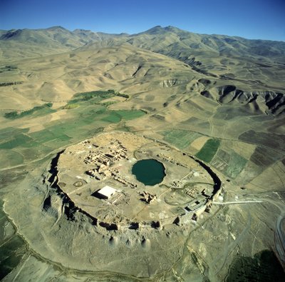 Takht-e Solalman、またはSolomons Throneの航空写真（179121も参照） 作： Sasanian School