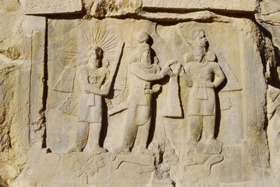 アルダシル2世の叙任と勝利の浅浮き彫り（r.379-83）c.379-83 作： Sasanian School