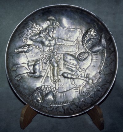 マダンダランのサリ出身のアルダシル2世（r.379-86）を描いた料理。 AD 380（追跡され、切り込まれたシルバー） 作： Sasanian School