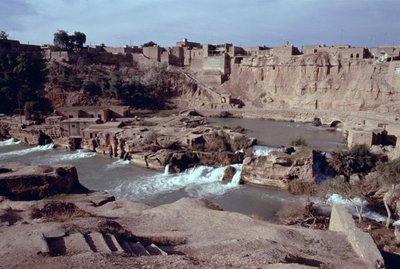 シュガーの街を背景にしたガーガー川沿いのシーカ橋-ダム-水路複合体の遺跡 作： Sasanian School