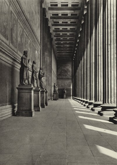 ベルリンAltes Museum; The Old Museum（モノクロ写真 作： Sasha Stone