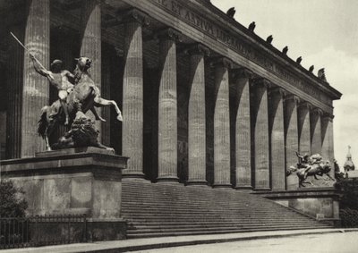 ベルリンAltes Museum; The Old Museum（モノクロ写真 作： Sasha Stone