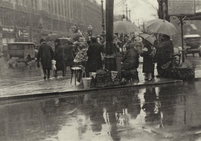 ベルリン：Blumenfrauen am Potsdamer Platz ポツダム広場の花売りたち（モノクロ写真 作： Sasha Stone