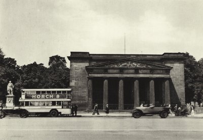 ベルリン：Die Neue Wache; New Guard House (白黒写真) 作： Sasha Stone