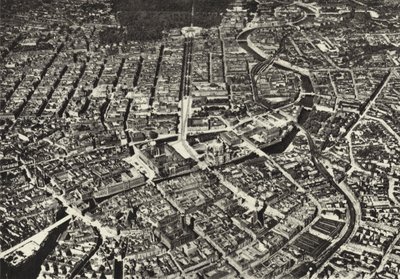 ベルリン。Fliegeraufnahme des alten Kernes; The City seen from an airplane (b/w photo) 作： Sasha Stone