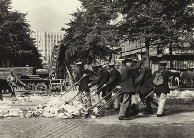 ベルリン：Strassenfeger am Wittenberg-Platz ヴィッテンベルク広場のストリートスイーパー（モノクロ写真 作： Sasha Stone