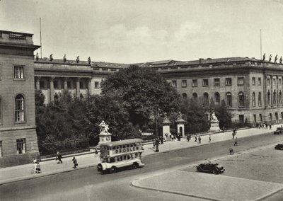 ベルリンUniversitat; University (白黒写真) 作： Sasha Stone