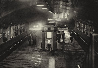 ベルリン：Untergrundbahnhof Inselbrucke；地下鉄駅 Inselbrucke（白黒写真）。 作： Sasha Stone