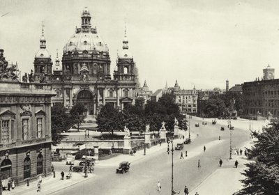 ベルリン。Vor der Schlossbrucke; In front of the Palace Bridge (b/w photo) 作： Sasha Stone