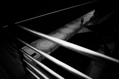 孤独な男 都市の遊歩道 作： Satoshi Hata