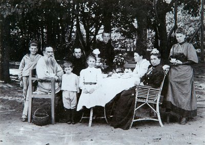 19世紀後半または20世紀初頭のロシアの作家レオトルストイの家族。 作： Scherer Nabholz and Co