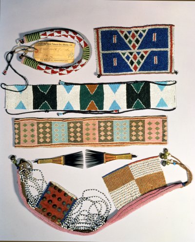 ズールー族のビーズ工芸品のコレクション 作： School African