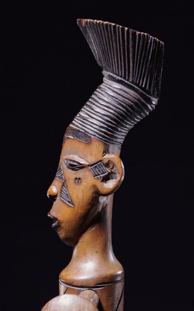 ヘッドフィニアルの横顔を描いたマグベツ製ハープの詳細 (木) 作： School African
