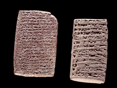 メソポタミア：貿易契約書のアッシリアのタブレット（左）（紀元前19～18世紀）と、家の売買契約書のバビロニアのタブレット（右）（紀元前20～16世紀）に楔形文字の碑文が刻まれている。パリ、ブリュー・コレクション 作： School Assyrian