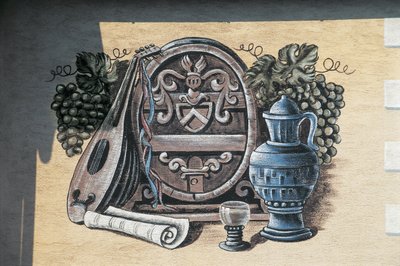 壁に描かれたフレスコ画のクローズアップ（オーストリア、ニーダーエスターライヒ州、ヴァッハウ、オーバーアルンスドルフ 作： School Austrian