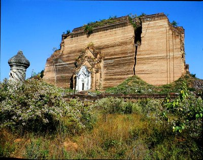 1790～1816年に建てられた「ミンウン・パヤ」（写真） 作： School Burmese