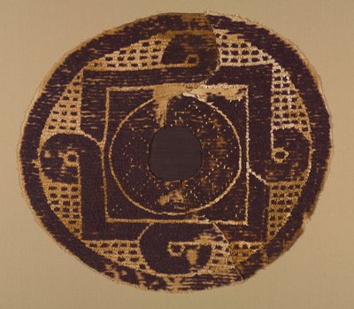 毛布やカバーのループ状の丸い部分（300年代〜400年代）（補助的に緯糸を巻いたタペストリー織り、未染色のリネンと染色したウール 作： School Byzantine