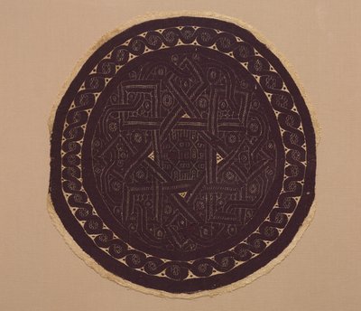 300年代の「カーテンの丸い絵」（平織りの地にタペストリー織りと補助的な横糸巻き、無染色のリネンと染色したウール 作： School Byzantine