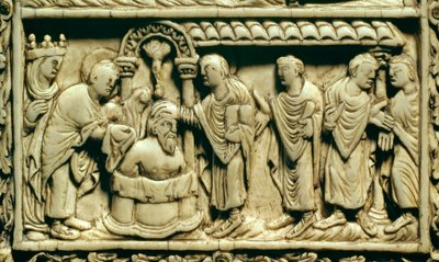 カロリング王朝時代の美術：詳細：498年12月25日、王妃クロシルデの立会いのもとで行われたクローヴィス1世（466-511）の洗礼。9世紀。アミアン、ピカルディ博物館。 作： School Carolingian
