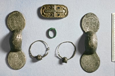 カモン、アミアン、ソンムのジュエリー、カロリング朝、7～10世紀（銀、金箔付きブロンズ 作： School Carolingian