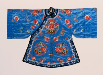 蓮の花、桃、その他の果物や花（サテン、シルク）が散りばめられた牡丹と蝶の丸いシルクで刺繍された、忘れな草の青いサテンのカジュアルなローブ 作： School Chinese